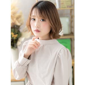 外国人風イヤリングカラーくびれショートボブ　ハイトーンカラー