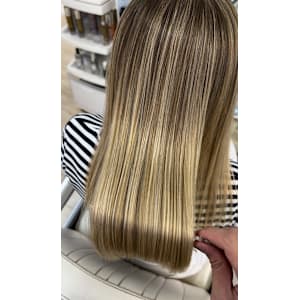 バレイヤージュ風ハイライトカラー