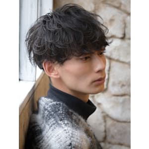 スーツ短髪ツーブロック束感モテる黒髪シークレットパーマ流行