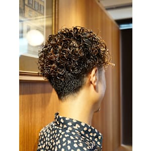 強めのパーマスタイル