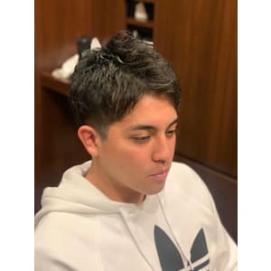 前上げツーブロック刈り上げ