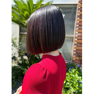 切りっぱなし　前下がりボブ　暗めグレージュカラー