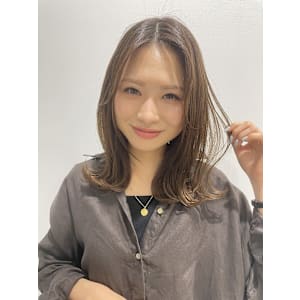 センターパート外ハネスタイル