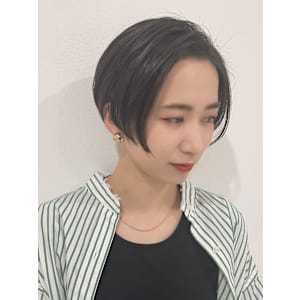 センターパートショートヘア
