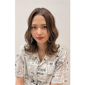 アッシュベージュくびれミディアム