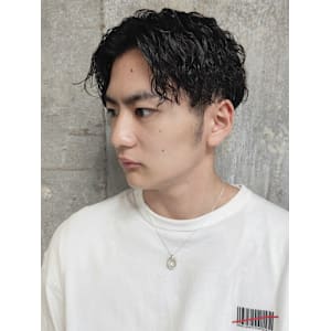 ツイストスパイラルパーマ　マッシュ　ツーブロック　黒髪　束感