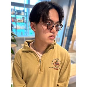 センターパート　ダークアッシュ　メンズカット　ツーブロック