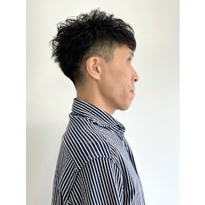 ナチュラルパーマ　刈り上げツーブロック　ビジネススタイル