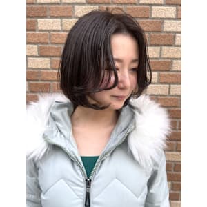 フェイスレイヤー　センターパート　内巻きショートボブ