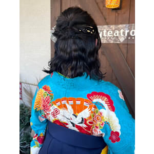 着物アレンジ　袴　コテ巻きハーフアップ　金箔