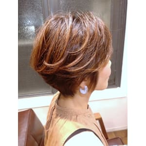 大人ショートボブ　レイヤー　ハイライト　オレンジベージュ