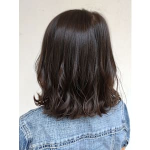 巻き髪ミディアム　オリーブアッシュ　ダークブラウン