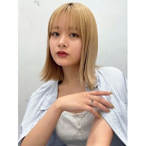 切りっぱなしボブ　アッシュブロンド　シースルーバング　外ハネ