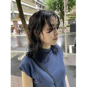 緩めでタイトなニュアンスパーマ