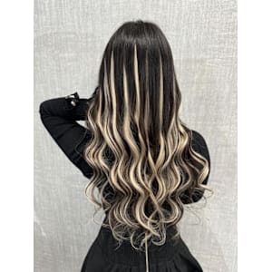 明るいエクステで映えスタイル！ホワイト×ブラック！