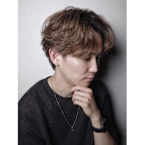 スーツ短髪ツーブロック束感モテる黒髪シークレットパーマ流行