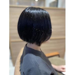 ナチュラル前下がりボブ