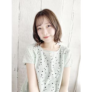 シースルーバングのくびれゆるカールスタイル