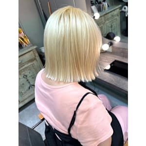 ダブルカラー　切りっぱなしボブ　ハイトーン　ホワイトベージュ