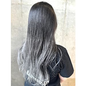 グラデーションカラー　グレージュ　シルバーカラー　ロングヘア