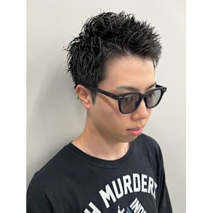 スパイキーショート　アップバング　黒髪　ツーブロック　爽やか