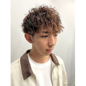 ツイストスパイラルパーマ　ツーブロック　ベージュ　マッシュ