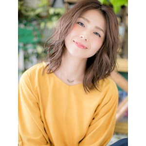 大人かわいい小顔センターパート波巻きミディ　アッシュオリーブ