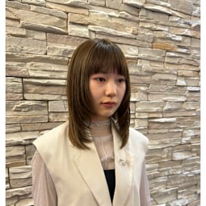 １０代２０代　顔まわりレイヤー×ぱつっとバング