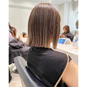 スリークボブ/白髪ぼかしハイライト/切りっぱなしボブ