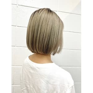 ブリーチオンカラーアッシュグレー切りっぱなしボブ