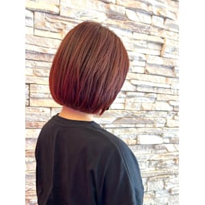 お手入れ簡単赤髪マゼンダカラー重軽切りっぱなしボブ