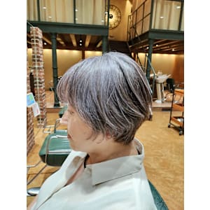 グレイヘアショートスタイル