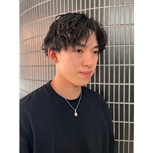 刈上げ　センターパート　ゆるめツイストスパイラルパーマ