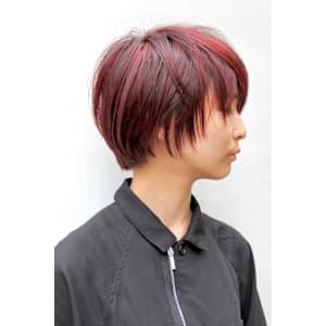個性的な髪型・赤髪のメンズライクマッシュボブショート