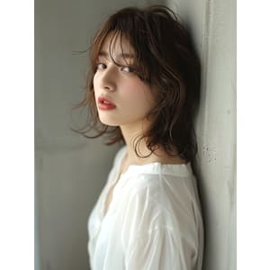 ナチュラルパーマ　ウェーブ　ダークブラウン　シースルーバング