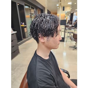 センターパート×ツイストスパイラルパーマ