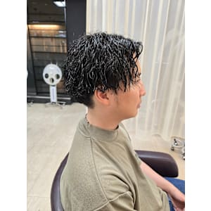 センターパート×ツイストスパイラルパーマ