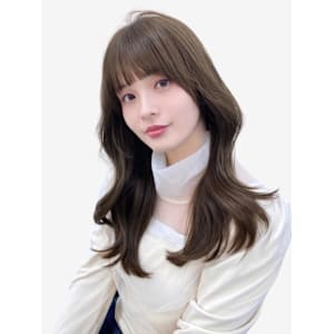 韓国風艶感グレージュシースルーバングミディアムヘア顔まわり