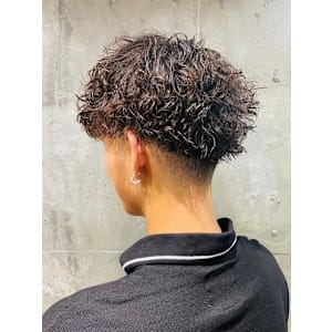 束感　ツイストスパイラルパーマ　ツーブロック　フェード