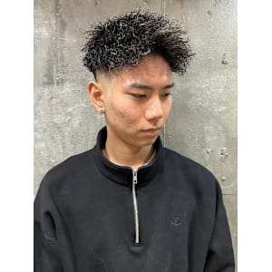 スキンフェード　短髪　ツイストパーマ　メッシュカラー　爽やか