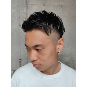 フェードカット　黒髪　アップバング　ビジネスマン　ショート