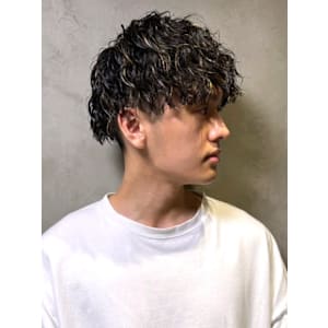 波巻きパーマ ツーブロックマッシュ 金髪メッシュ 束感仕上げ