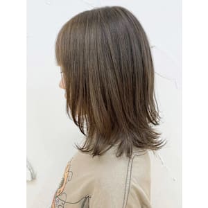 外ハネミディアムレイヤー　アッシュベージュ　フェイスレイヤー