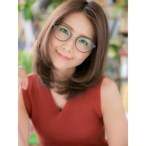 センターパートヘルシースタイル小顔セミディ　グレーベージュ