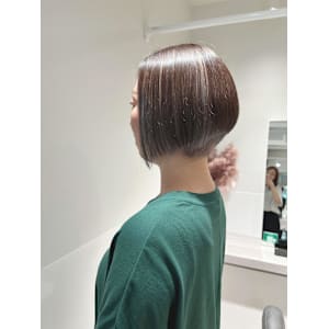 大人かわいい艶感グレージュインナカラーショート