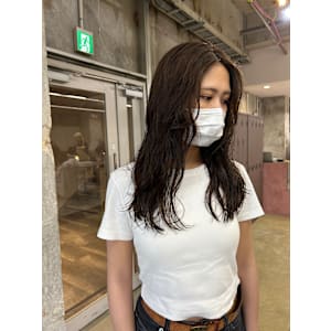 オリーブカラー×ロングパーマ