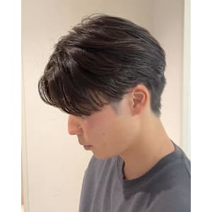 センターパートならニュアンスパーマ♪