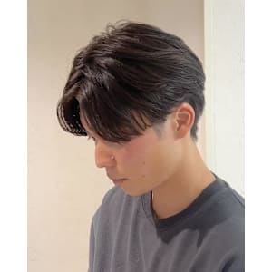 センターパートならニュアンスパーマ♪