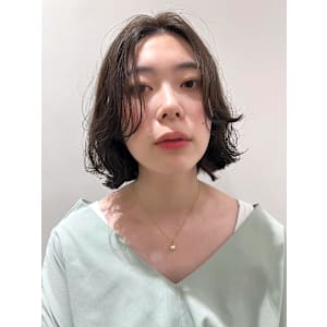 顔周りレイヤー 外ハネボブ センターパート グレージュ