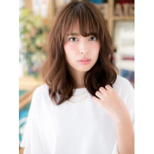 斜めバング小顔くせ毛風グレーベージュミディ　グレージュカラー